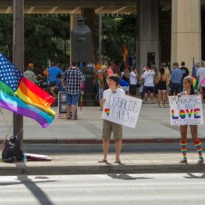 Marriage equality supporters in front of Hawaii State Capital in Honolulu. (Photo: Reuters/Marco Garcia )