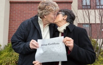 Grethe Cammermeyer kisses Diane Divelbess Grethe Cammermeyer kisses Diane Divelbess