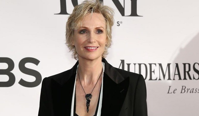 Jane Lynch dishes on the single life Jane Lynch