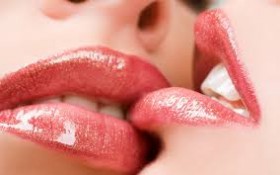 Survey: Number of British women having lesbian sex jumps by 400% sparkly lips kisisng