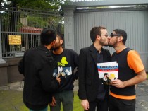 Kissing for equality in Mexico (Photo: Alex Lug)