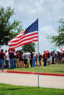Texas A&M students form maroon wall to block Westboro Baptist Church